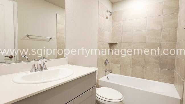 Building Photo - 417 Stagg St