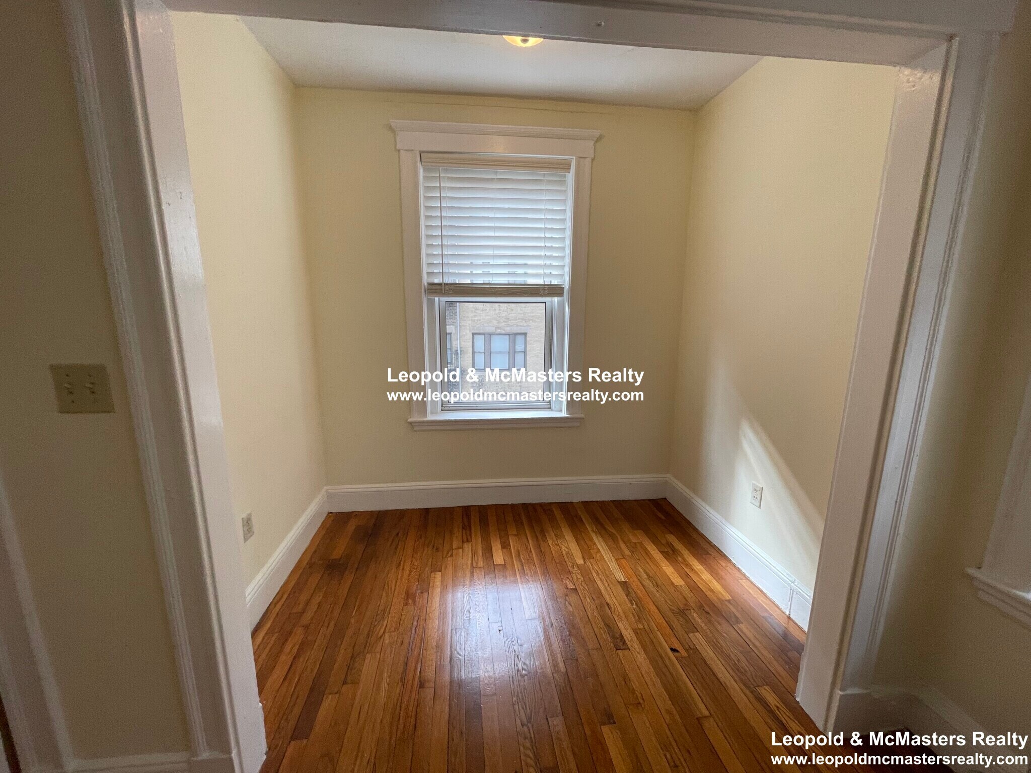 Building Photo - 131 Park Dr