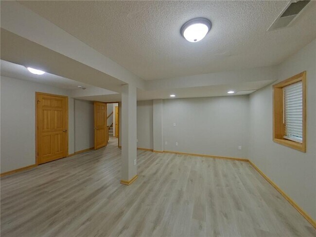 Building Photo - 209 Greenbriar Ln