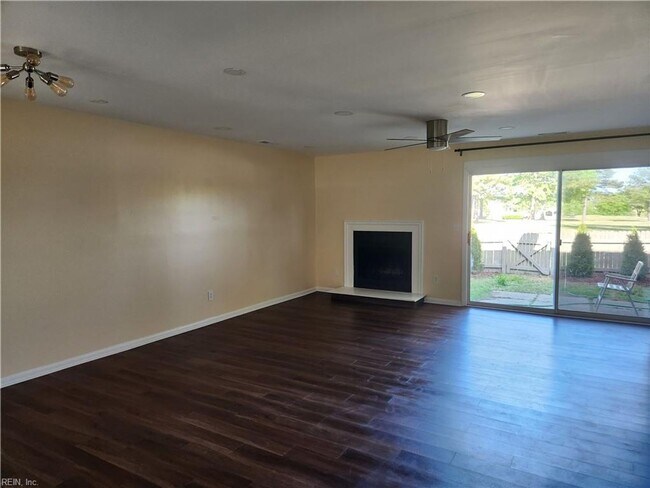 Building Photo - Newly Renovated Condo in Salem