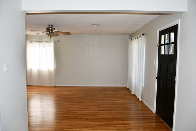 Building Photo - 1210 E Oakmont Ave