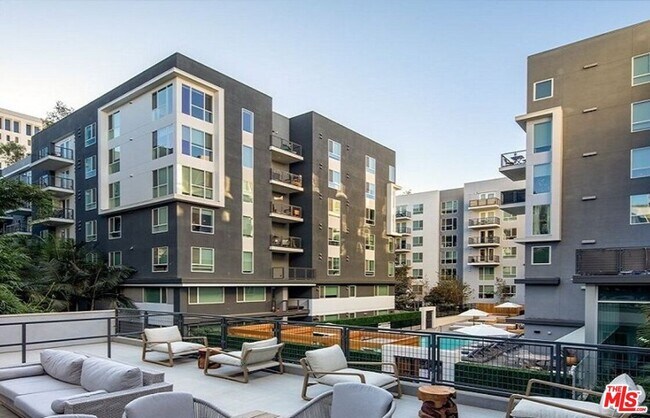 Building Photo - 1120 W 6th St