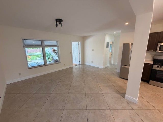 Building Photo - 2018 NE 14th Ct