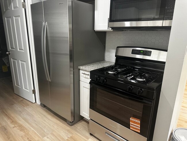 Building Photo - 3 Bedroom Home In Harper Woods HALF OFF FI...