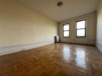 Building Photo - 884 Riverside Dr