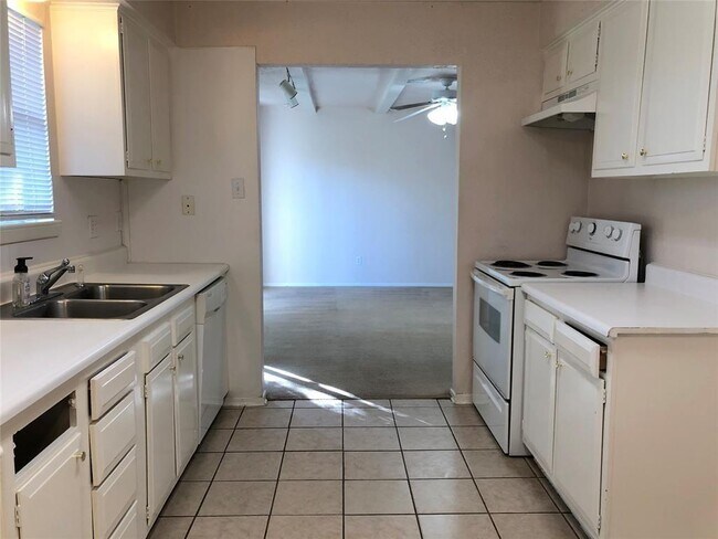 Building Photo - 16815 Bougainvilla Ln