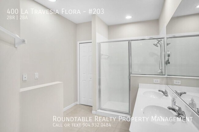 Building Photo - 400 La Travesia Flora