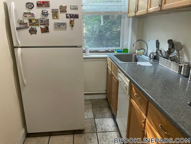 Building Photo - 352 Riverway