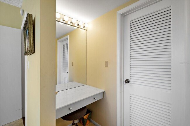 Building Photo - 601 Longboat Club Rd