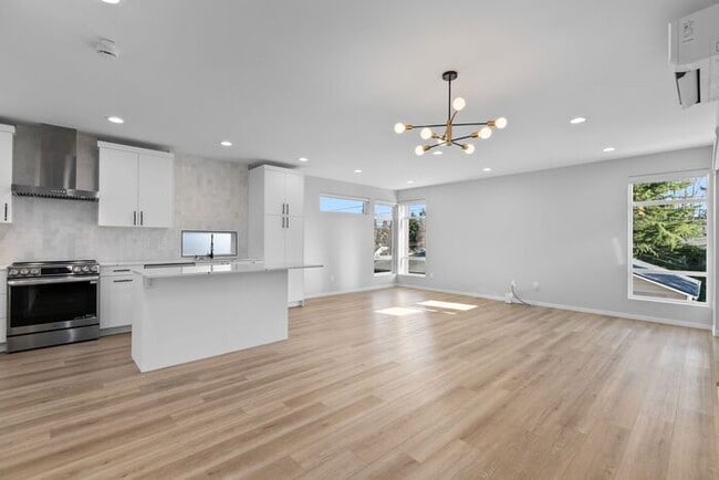 Building Photo - Newly Built Air-Conditioned Luxury Townhome in Highly Desired Admiral