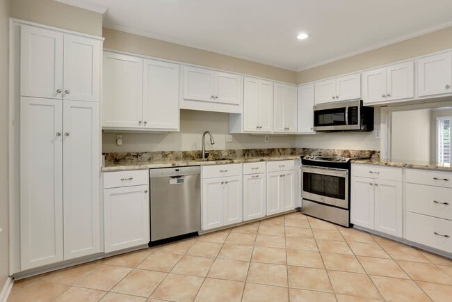 Building Photo - 2 Bed 2 Bath - Bethesda Condo - Large Outd...