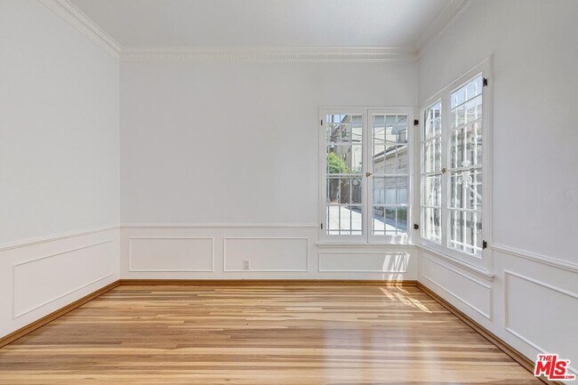 Building Photo - 448 1/2 S Wilton Pl