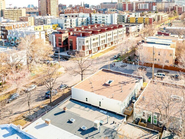 Building Photo - 2409 Tremont Pl