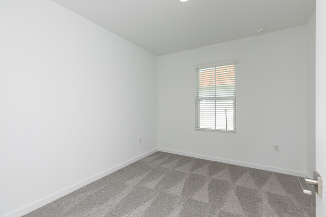 Building Photo - 10 Fairchild Ln