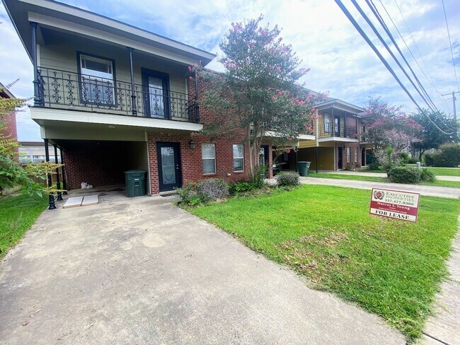 Building Photo - 2-Bed, 2.5-Bath Townhouse Near McNeese State University
