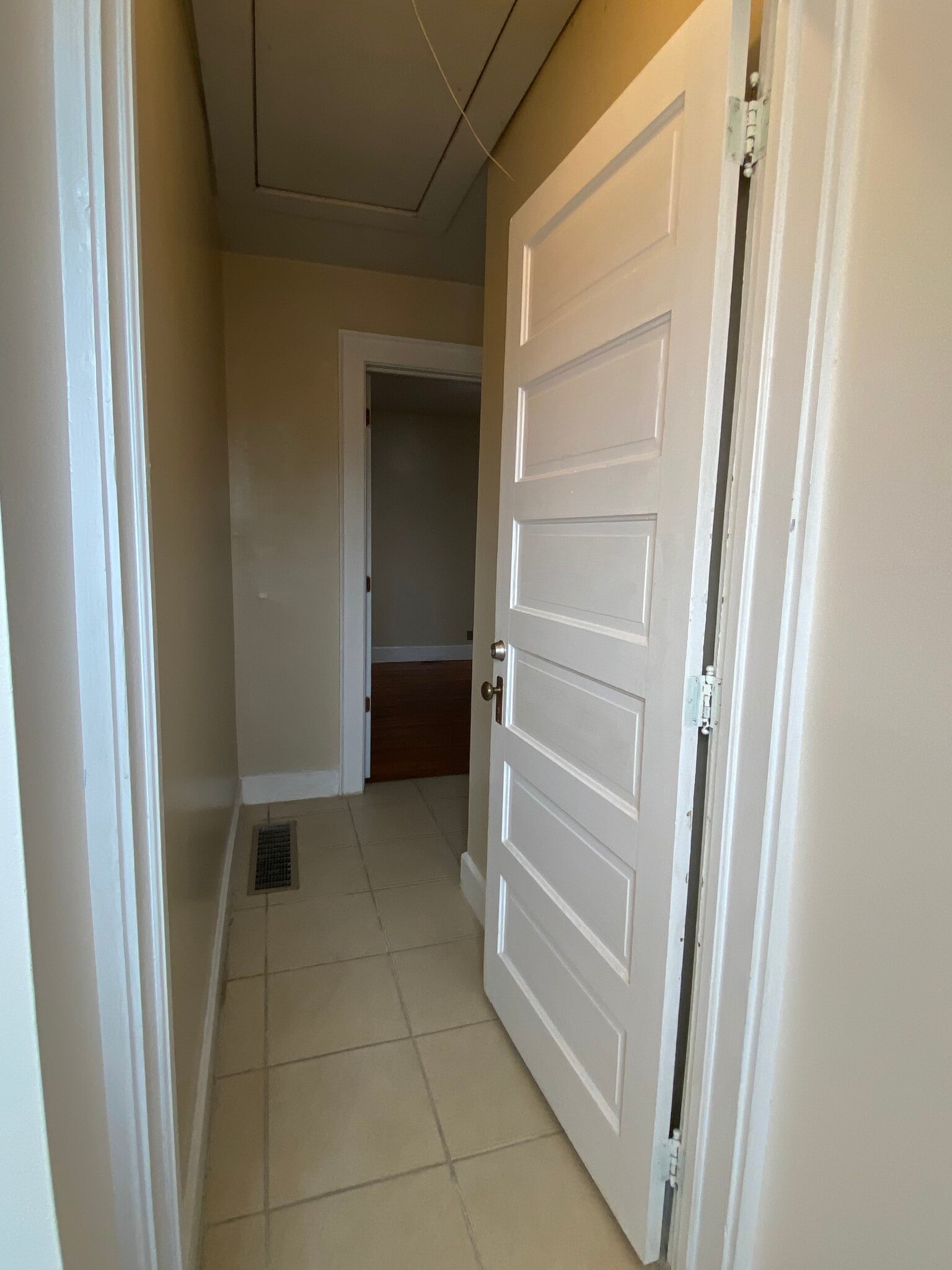 Entry to apt - 616 SE 3rd St