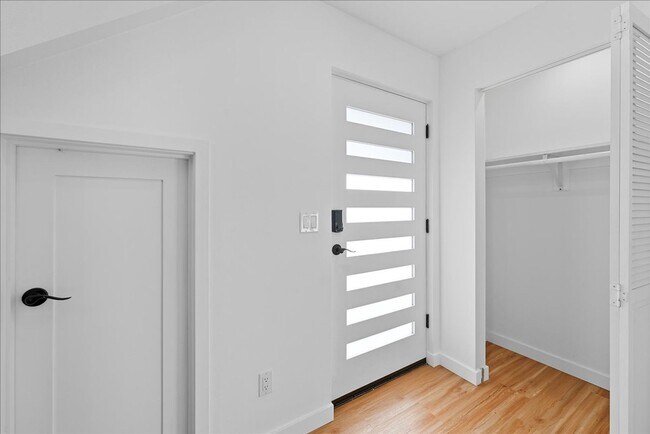 Building Photo - Modern Three Story Apartment!