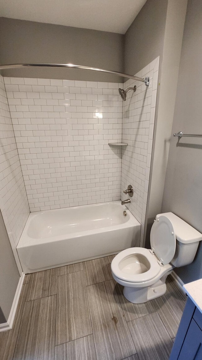 Building Photo - 4 bed 3 bath 2 car garage all maintenance ...