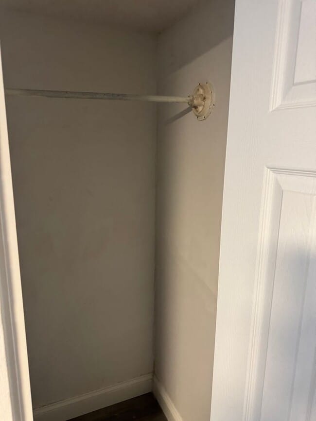 Building Photo - 2nd floor 2 bedroom 1 bath newly remodeled unit