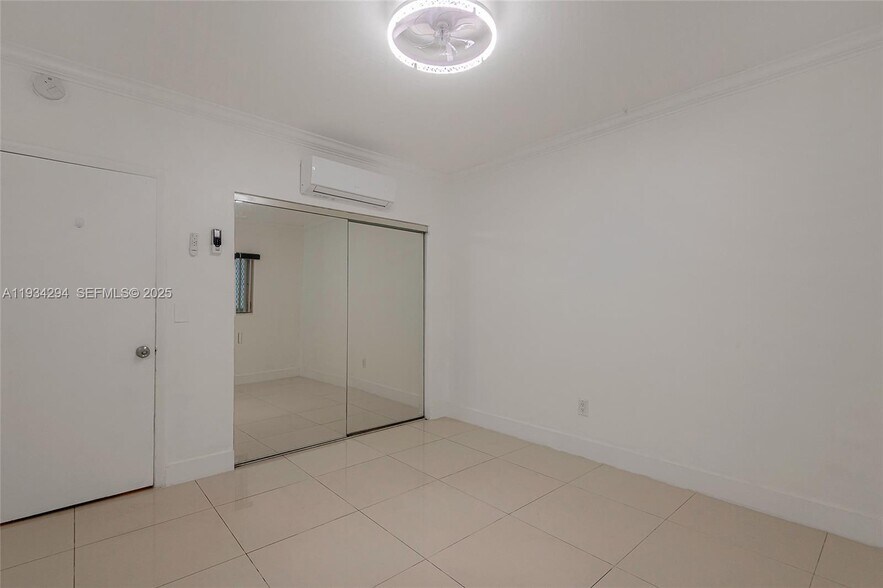 Building Photo - 1560 NE 127th St