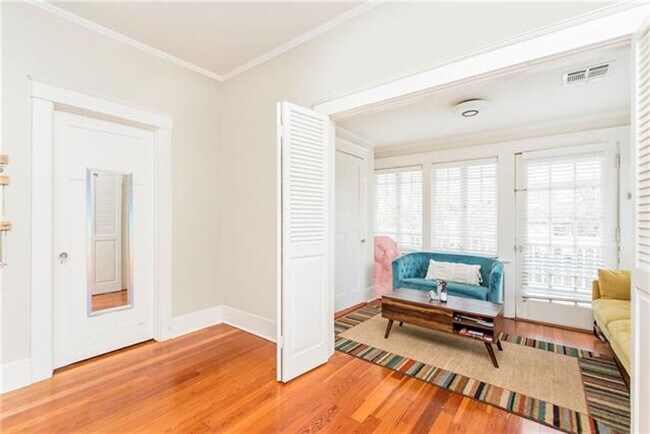 Building Photo - 5 BR- Available June 2027 lease - Renovated House steps from Campus!