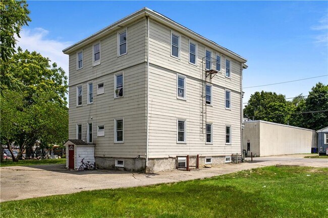 Building Photo - 11 Roosevelt St