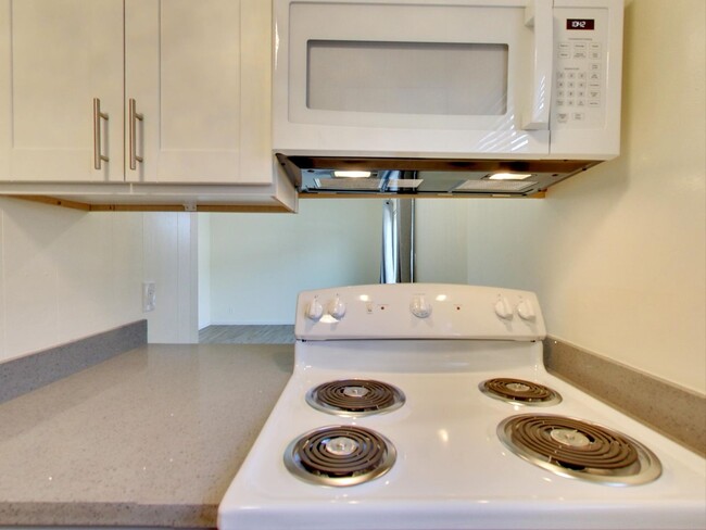 Building Photo - One Bedroom Apartment in Hayward Available...