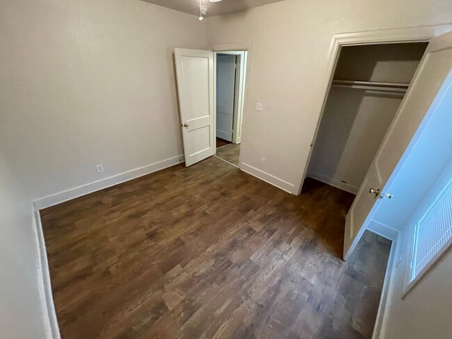 Building Photo - Cute two bedroom one bath (850 sf) home wi...