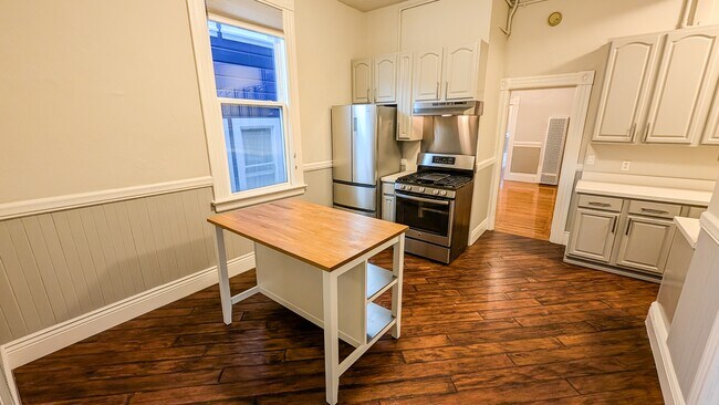 Building Photo - 657 Castro St