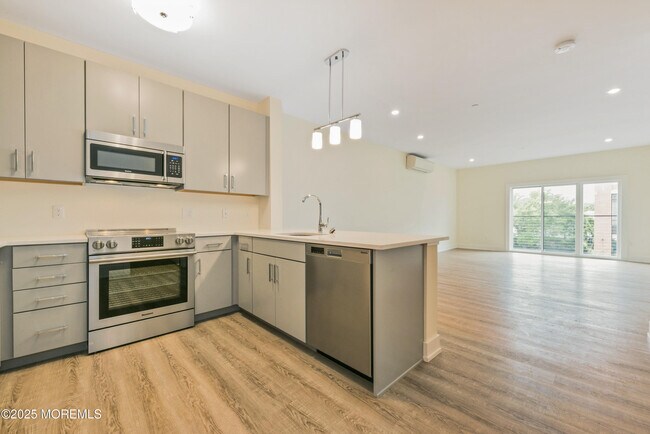 Building Photo - 700 Bangs Ave