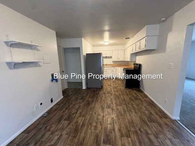 Building Photo - 301 E 18th St