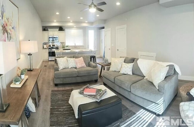 Building Photo - 740 Bluffs Ct