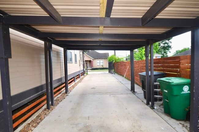 Building Photo - 1127 Hammock St