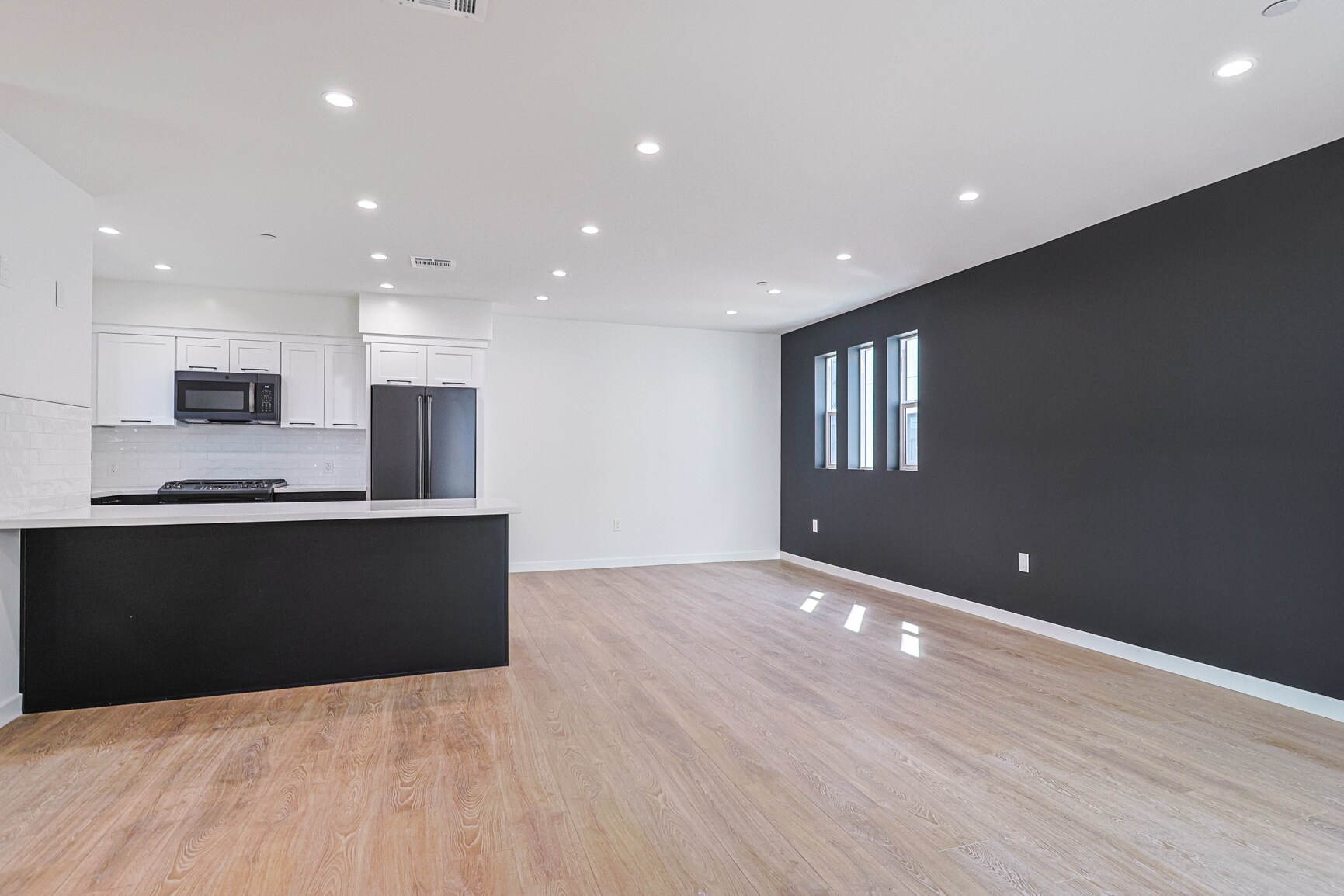 Building Photo - 1227 N June St