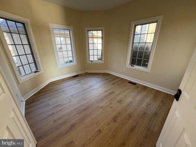 Building Photo - 327 Overlook Ln