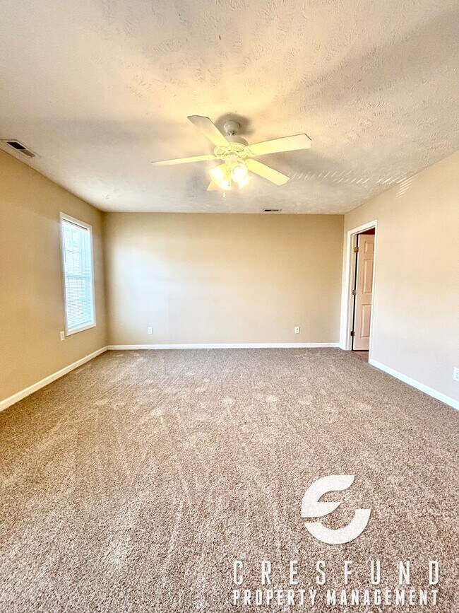 Building Photo - Spacious 3 Bed 2.5 Bath Townhouse - AVAILABLE FOR MOVE IN NOW!