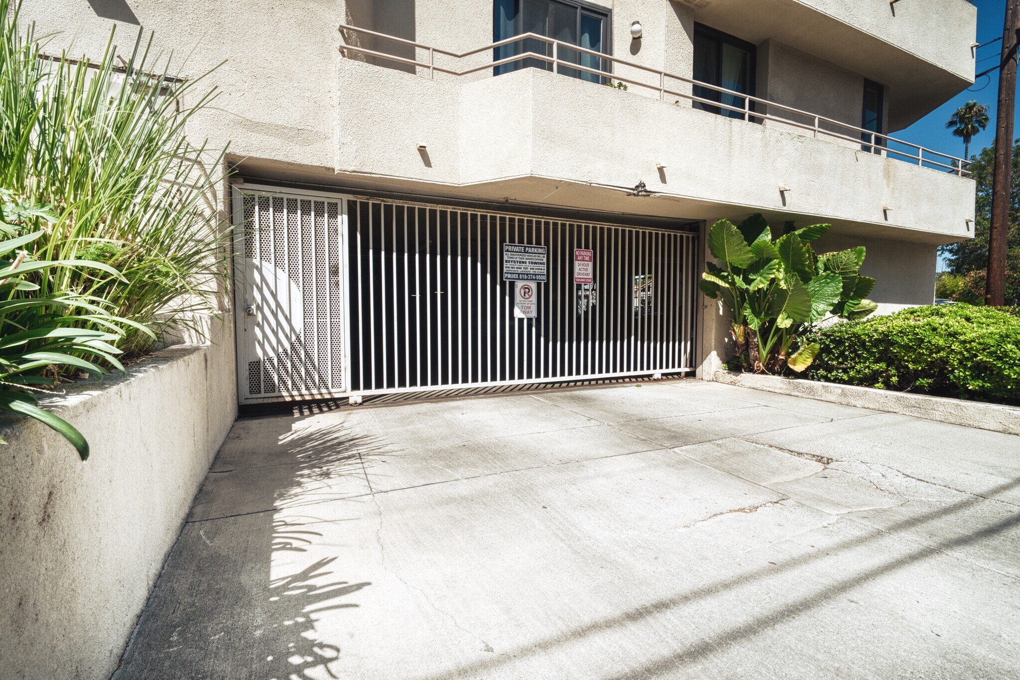 Building Photo - 13920 Moorpark St