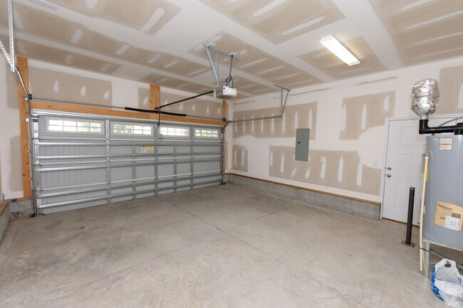 Building Photo - MOVE-IN READY