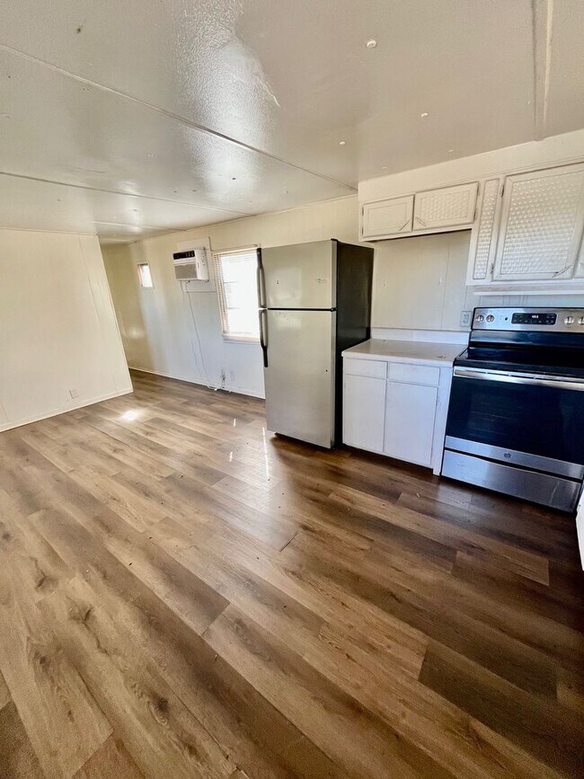 Building Photo - Dade City 2BR/1BA Mobile Home! Gorgeous Floors!