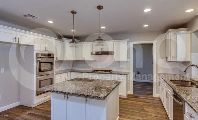 Building Photo - 2502 E Sahuaro Dr