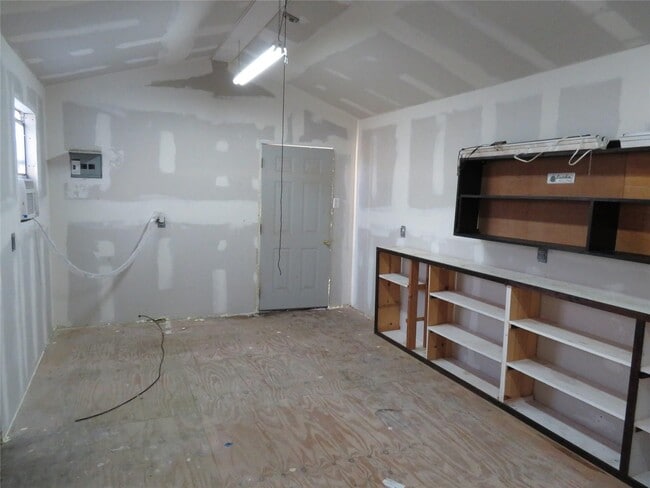 Building Photo - 16310 Meadowbrook Farm Rd