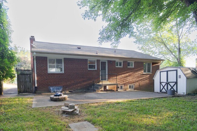 Building Photo - 50's Rambler with 5 BR & 3 BA in One of the Best Locations in Arlington