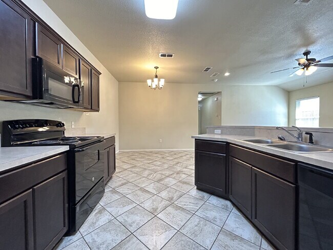 Building Photo - Duplex Located Just Off S. Loop Convenient...