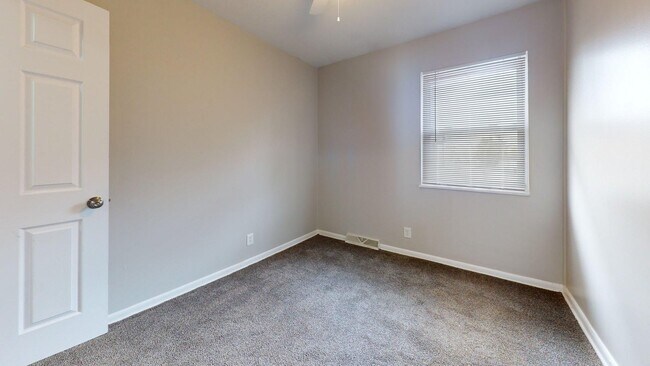 Building Photo - Elyria - updated 2 bedroom/1 bath townhouse.
