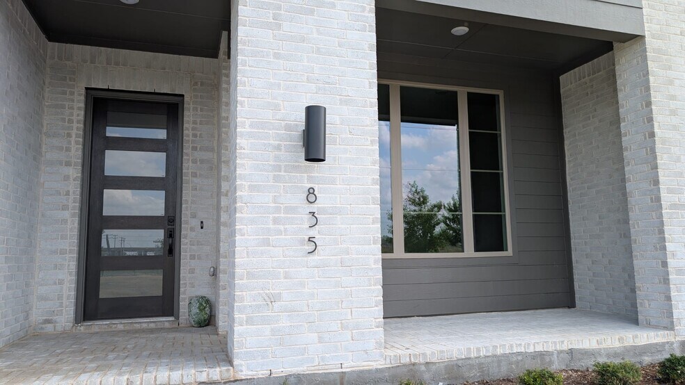 Entry way with sit out porch - 835 Lennox Dr