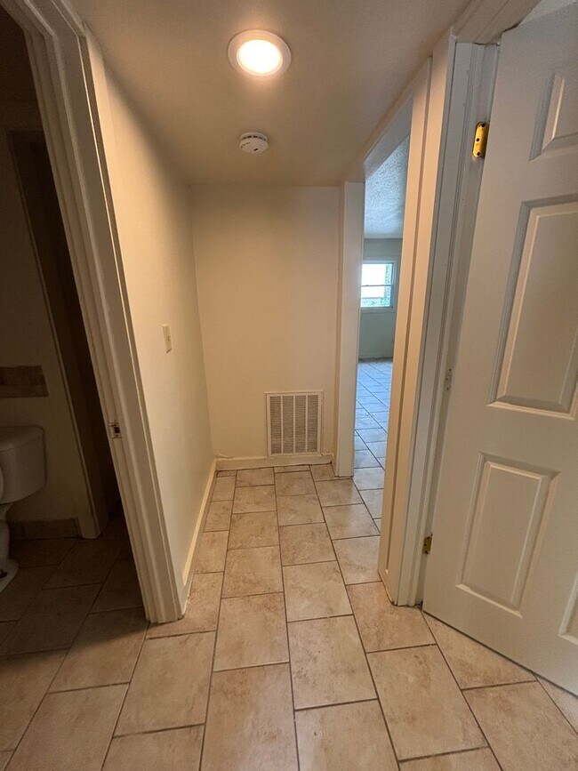 Building Photo - AFFORDABLE 2BR SINGLE FAMILY HOME, HARD SURFACE FLOORS, STAIR LESS, SIDE DRIVE, GARAGE