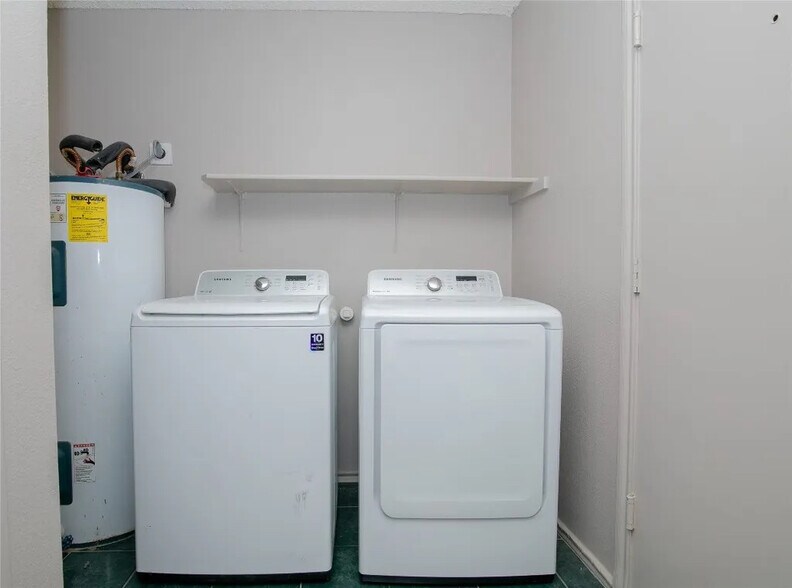 Building Photo - Room in House on Heyerdahl Dr