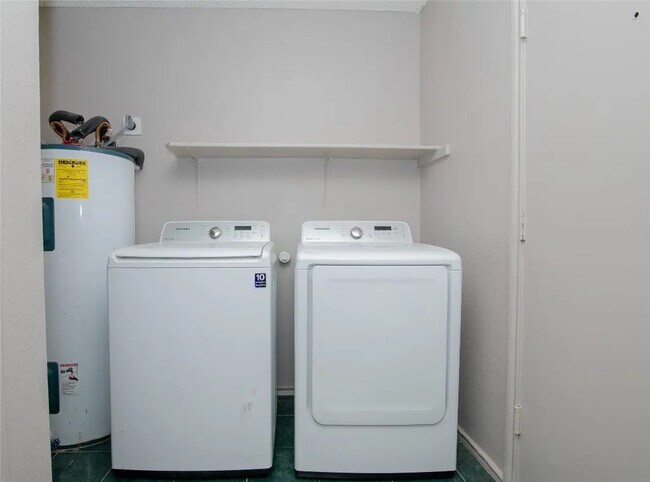 Building Photo - Room in House on Heyerdahl Dr