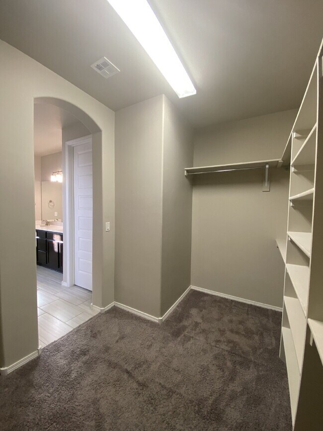 Building Photo - Single story 4BR/2Bath/Open Floor Plan/1907 Sqr Ft