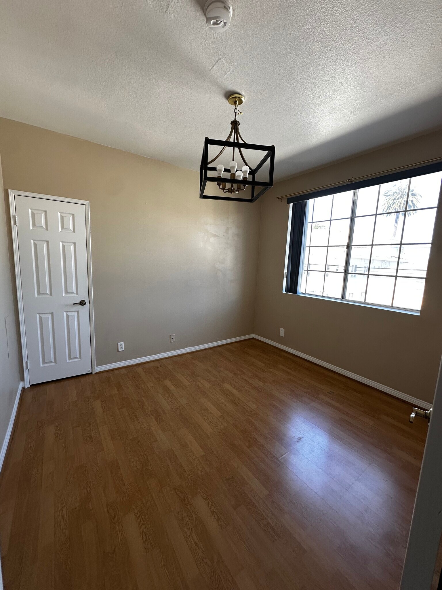 Building Photo - 458 N Oakhurst Dr